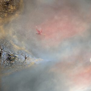 Jag har alltid älskat textur – det är där mina händer trivs som bäst. I mitt arbete använder jag främst akrylfärg, ofta kombinerat med guldblad och ibland texturerad pasta för att skapa djup och taktil känsla.