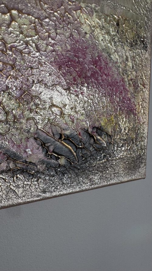 Semiabstrakt tavla i rosa färger med texturerad yta